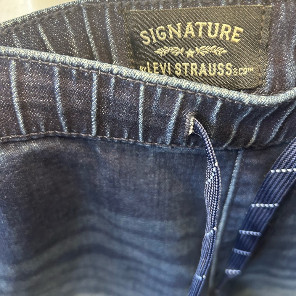 Signature Levis Bermuda Shorts - Picture 4 of 7